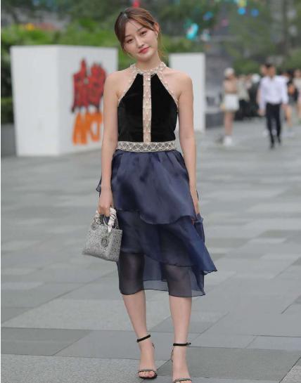连衣裙 拼接连衣裙搭配黑色高跟鞋,高贵优雅,仙气十足