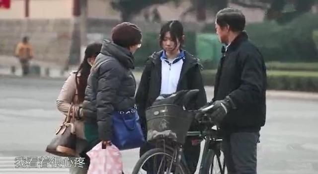 嫌弃|女儿嫌弃爸爸骑自行车来接她，路人看了教育孩子的话，让父亲泪目