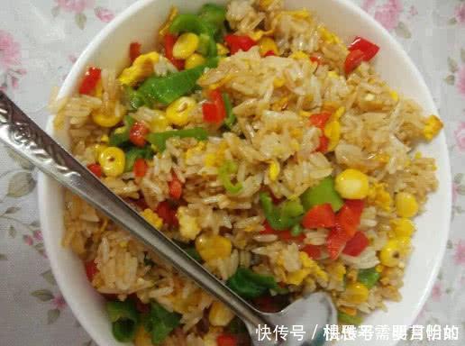 蛋炒饭千万别直接下锅炒，倘若少了这一步，蛋炒饭不但费油还粘锅！