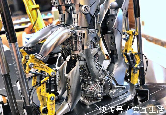 钢铁侠2|小伙晒钢铁侠穿衣手办,看到盔甲里的景色后,网友土豪
