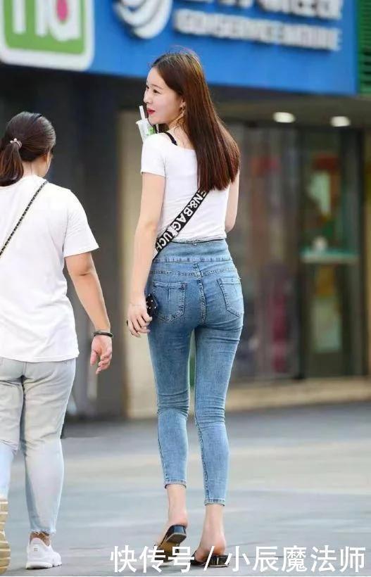 极致|美女穿搭:纯白色的T恤,搭配显腿高腰裤,更是把长腿展现到了极致