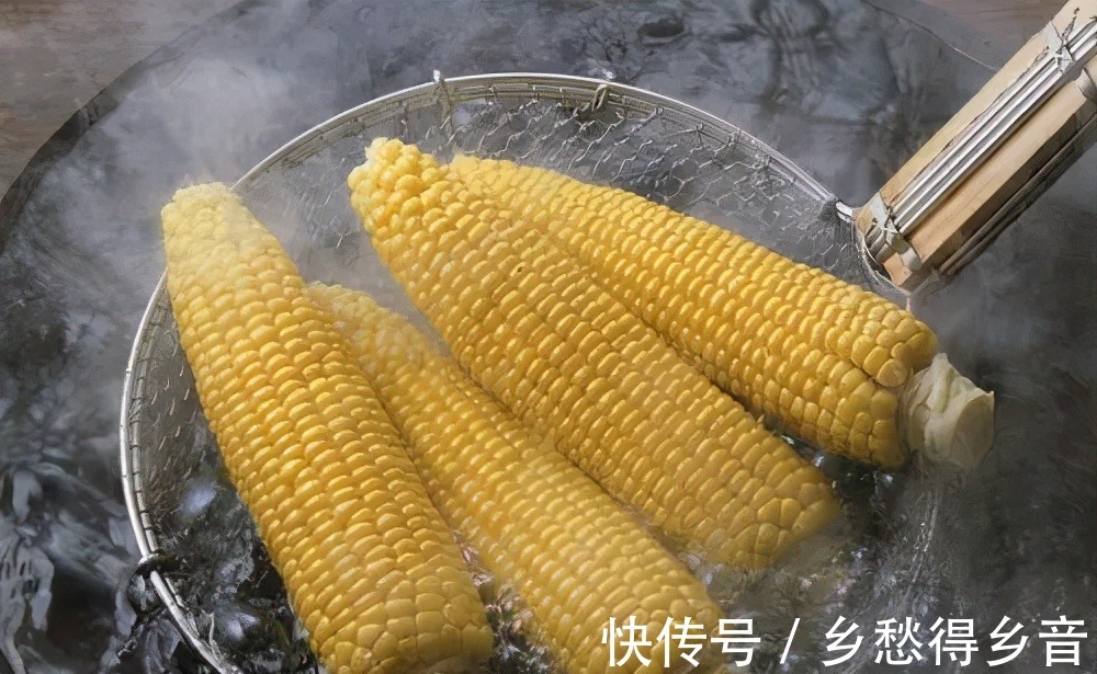 老妈|夏季煮玉米，最忌用清水直接煮，多加这2味，玉米又香又糯，好吃！