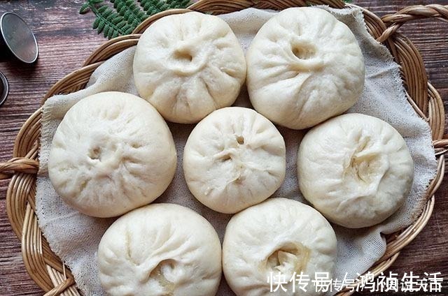 入秋,这菜再不吃就下市了,腌制好做成包子蒸一锅,吃起来特香