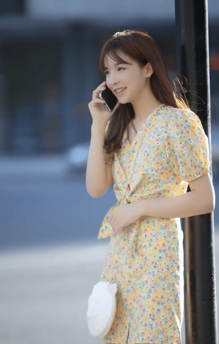 小姐姐|马路上这么吵,不应该是捂耳朵打电话吗