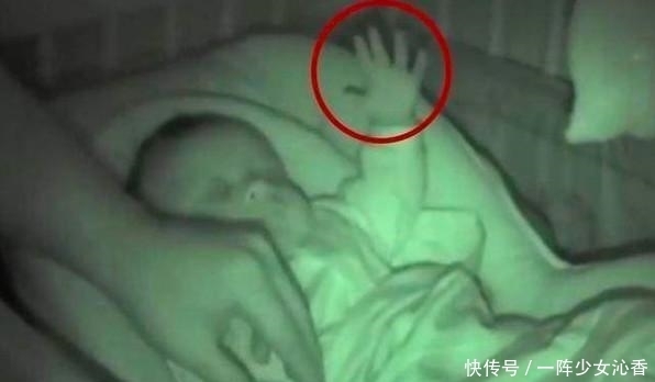 爸妈|爸妈半夜起床拍下有趣一幕，宝宝的双手根本停不下来
