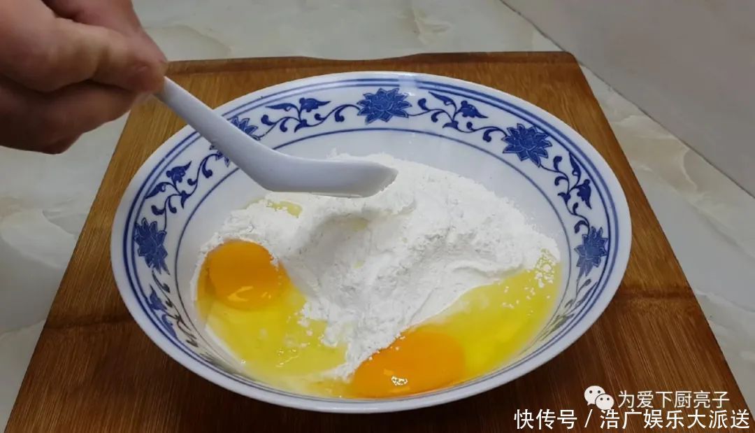 鸡蛋|土豆别再炒着吃了,撒1把葱花,比鸡蛋饼还香,出锅孩子都抢着吃