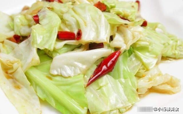 炒包菜时不要直接下锅炒,用上两个小妙招,包菜清脆爽口更入味