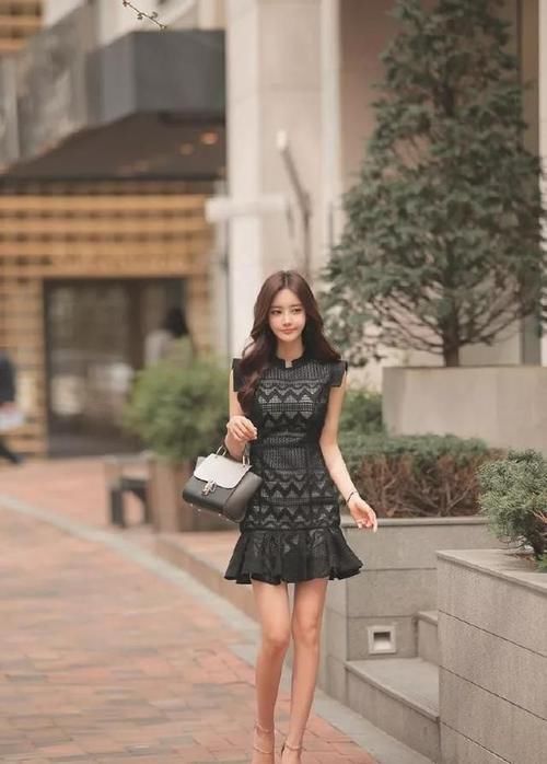 红色格子花纹的吊带连衣裙，非常复古时尚，美丽动人