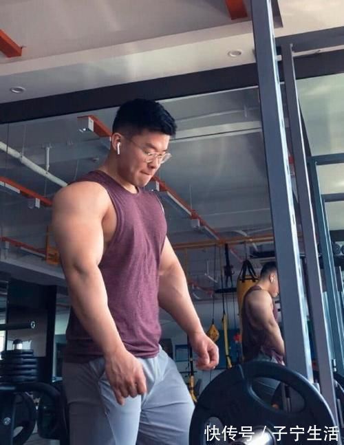 冠军|腹肌练成搓衣板,靠实力撸铁的95后,赢得大学生赛健体全场冠军