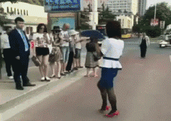 |搞笑GIF趣图:上一秒霸气十足,下一秒跪地求饶