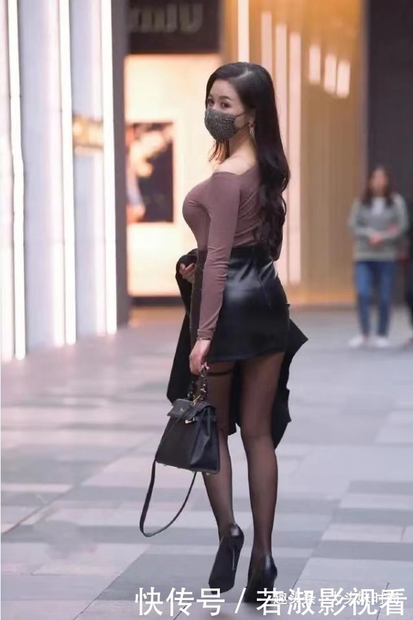 皮裙 斜肩上衣搭配黑色小皮裙，个性十足不失知性韵味，气质陡然爆棚！