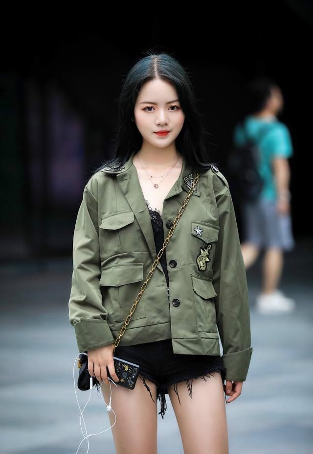 裸色|飘逸长发的小美女,身穿黑色抹胸上衣,显得十分的优雅