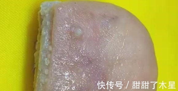 嘴馋了别忘做它吃，不炖不煎，整块下锅一炸，切片蘸料吃，真香啊！