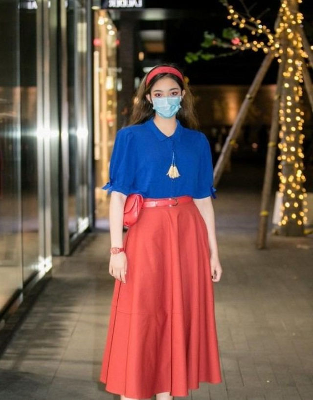 吊带背心|路人街拍，美女淡粉色吊带背心搭配打底裤，凸显时尚气质