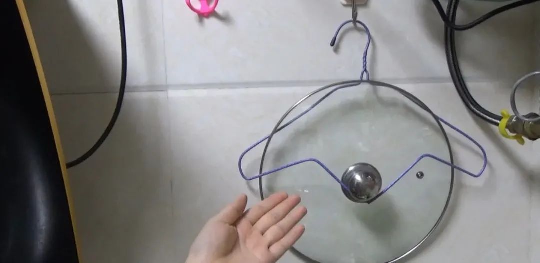 厨房|生活家:旧衣架别再扔了,折一折,放在厨房有大用处