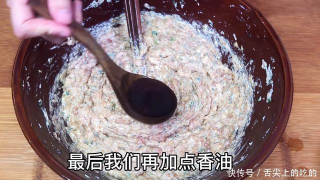 调肉馅时，先放油还是先放水记住这一点，饺子馅鲜嫩多汁无腥味