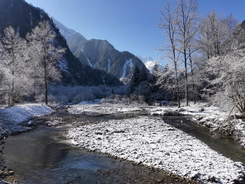 老年|这片壮阔而宁静的高山雪景，就位于成都附近，驾车两小时就能抵达