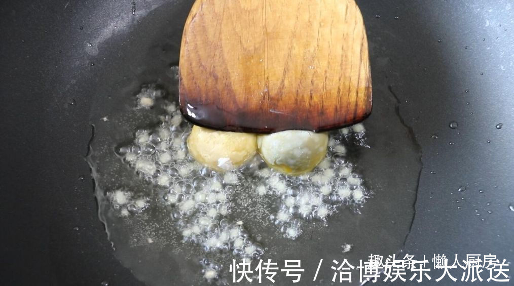 1张百叶,1块猪肉,教你做千张肉卷,配上毛豆和咸蛋黄,连汤喝光