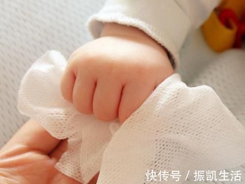 宝妈|还在“偷懒”用湿巾给孩子擦屁股?看似简单省事,实则是在坑娃