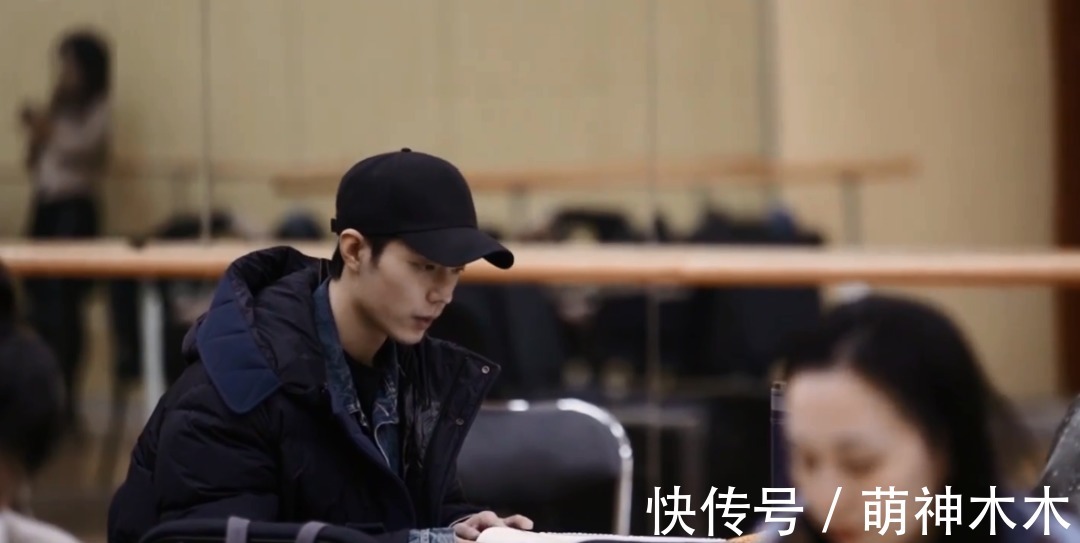 肖战|《如梦之梦》排练花絮曝光,肖战热心为同事拍背,认真学抱娃姿势