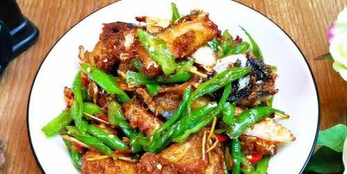  鱼头怎么做吃好吃？饭店大厨教你一个新吃法，越嚼越香，超美味