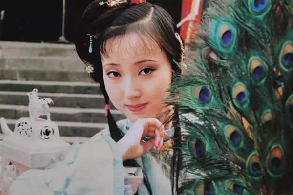 晴雯&贾宝玉送2条旧手帕,到底是啥情谊,让黛玉浑身火热,满面通红?