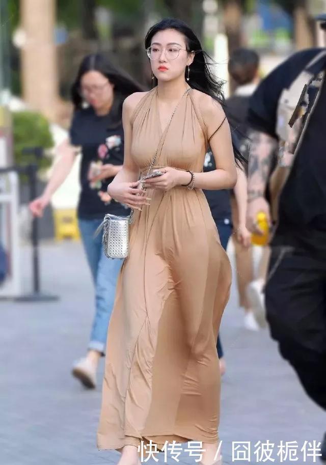 街拍 美女肉色连衣裙搭配一双气质的尖头高跟鞋,带着优雅与飘逸的姿态