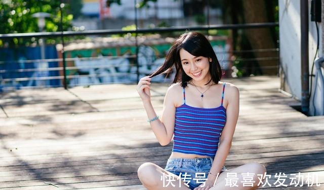拉丝 冰丝针织吊带背心搭配牛仔短裤，简单又时尚穿出高级感