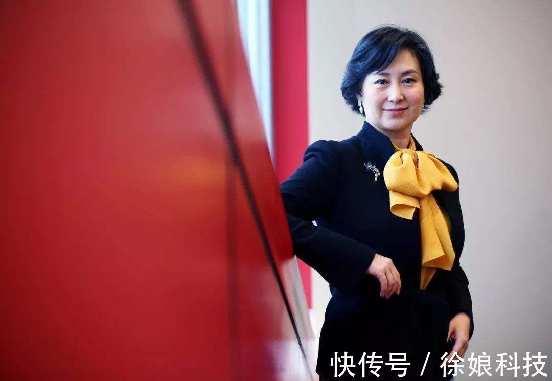 黑色|58岁何超琼再次艳压群芳,黑色蕾丝裙配飞尾短发,胸针显真名媛