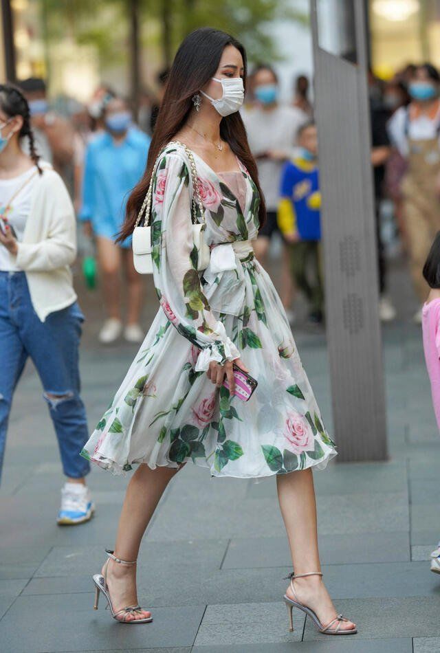 街拍 要结合自己的肤色来挑选， 尽量挑选一些能提亮肤色的颜色