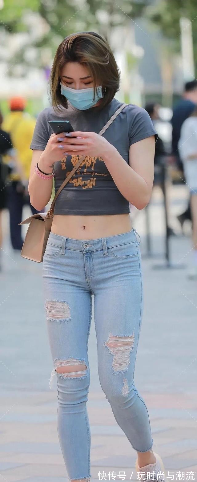 深绿色 “喇叭裤”也火了,时尚美女显高又显瘦,搭配休闲西服大姐范十足!