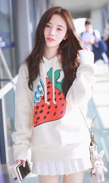 宋妍霏 卫衣搭配什么下装好看?舒适时髦又减龄,展现时尚魅力!