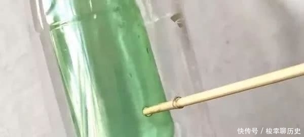 妙用|两个塑料瓶中间穿一根筷子，没想到还有这个妙用，学会了受用一生