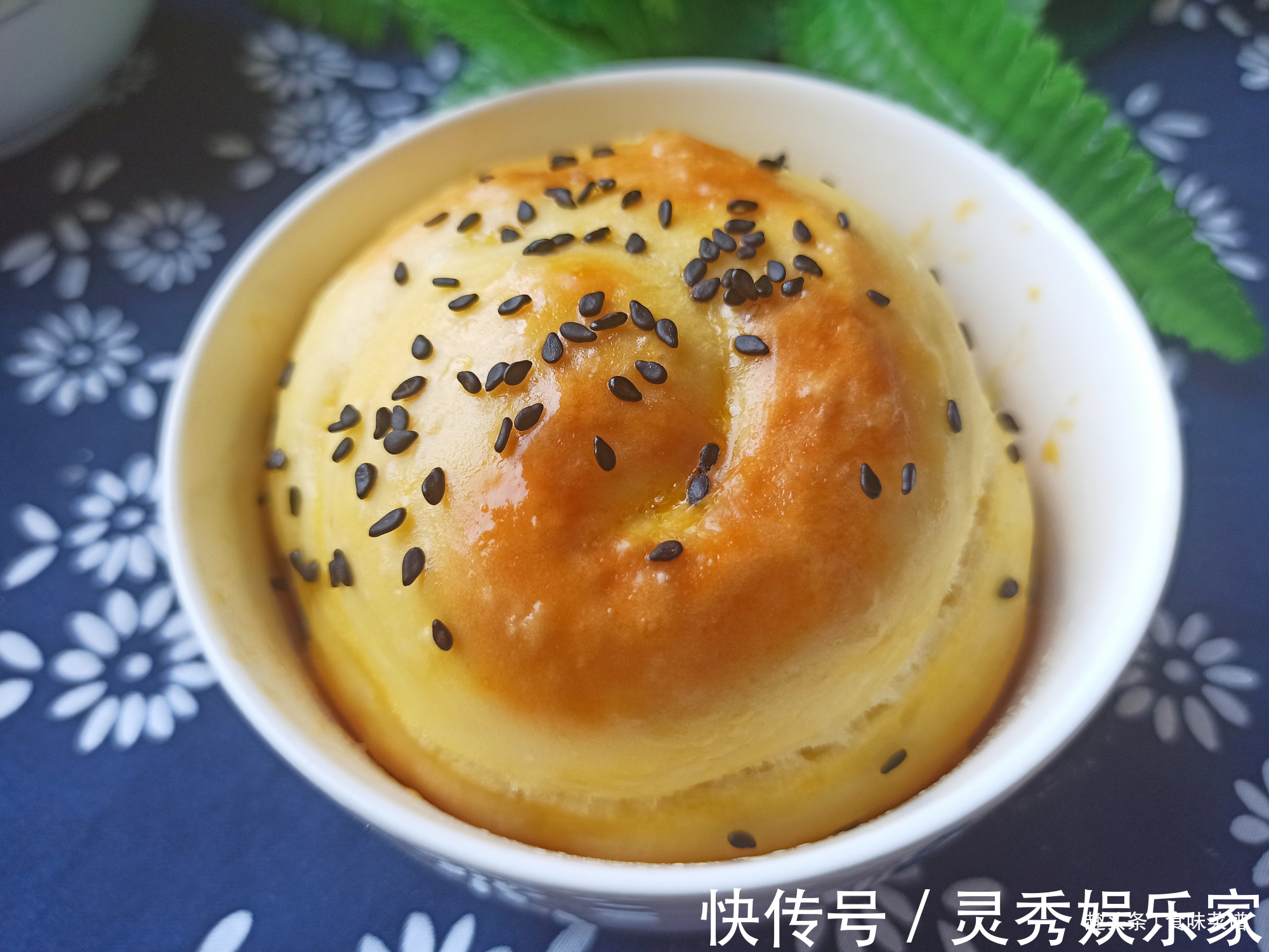 教你做独家懒人面包，1碗面粉3个鸡蛋，不用烤箱，蓬松柔软又香甜