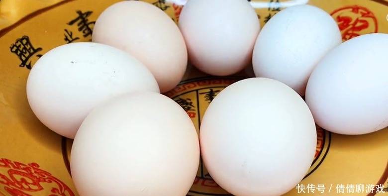 快速腌鸡蛋的做法，我们家每次都是这么腌的，个个流油，太好吃了