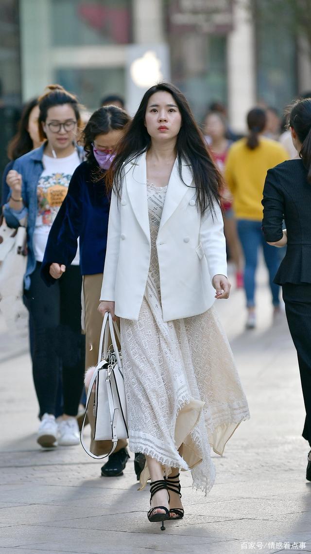 效果|白色西装搭配镂空连衣裙,搭配一双高跟凉鞋,凸显精致优雅的效果