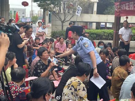 宿迁|宿迁民警送市民限量版反诈月饼