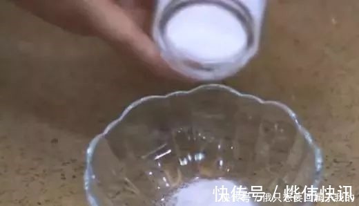 衣物|洗衣服时别只放洗衣液,多放一碗它,不用搓洗,衣服干净如新!