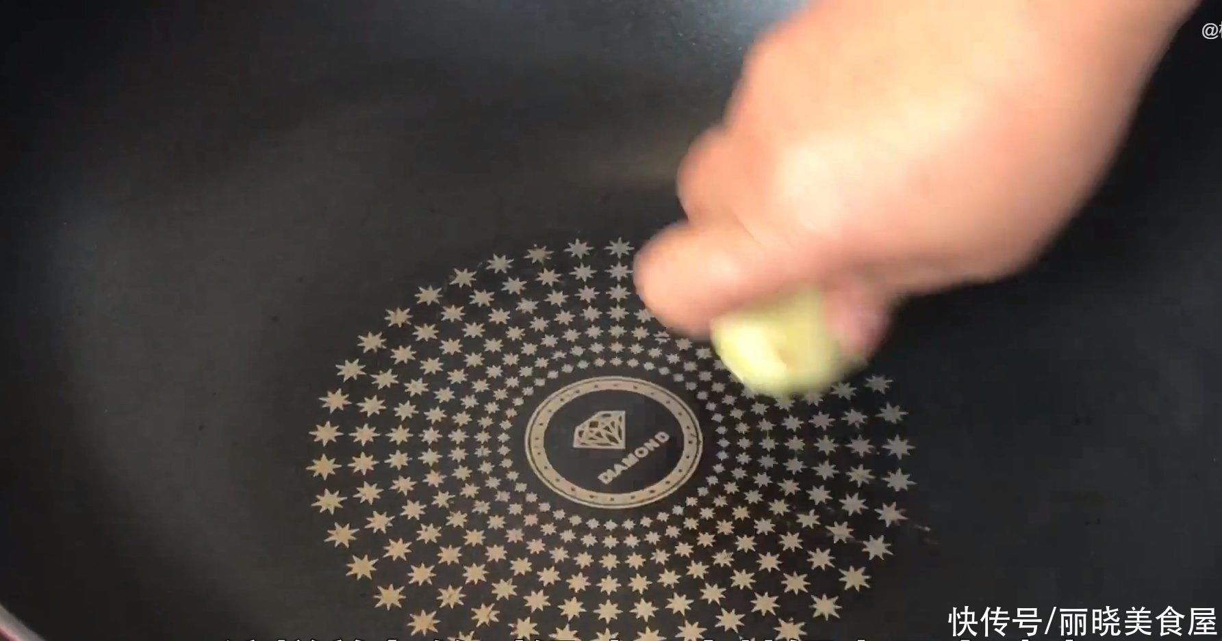 不管煎什么鱼，切记不要直接下锅，教你一招，不粘锅不掉皮