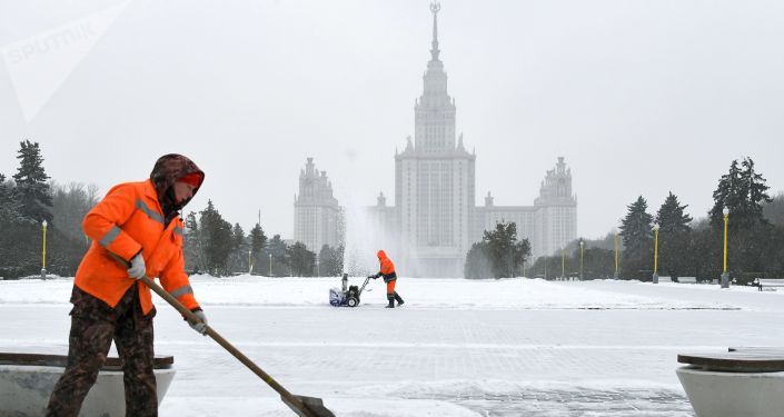 低薪|大雪导致车臣旅游基地交通中断400人被困