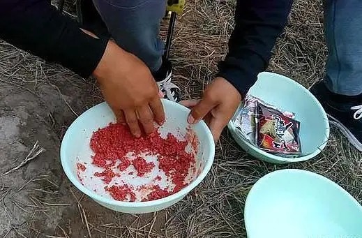 饵料|开鲫鱼饵料，不学会“五指打揉法”，饵料状态能好才怪！