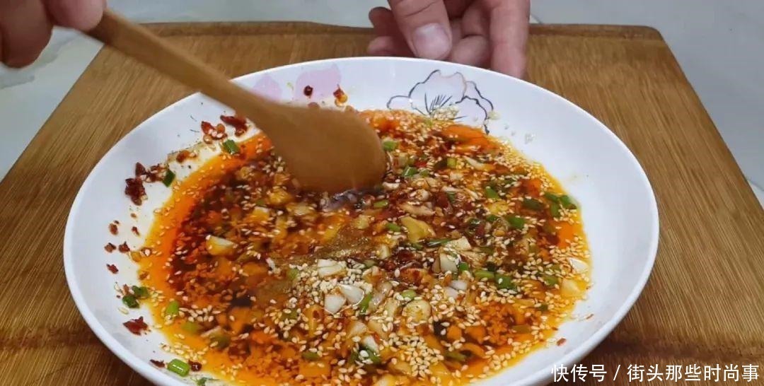 我家面条就爱这么吃,筷子一搅,做出创意凉拌面,比凉皮劲道好吃