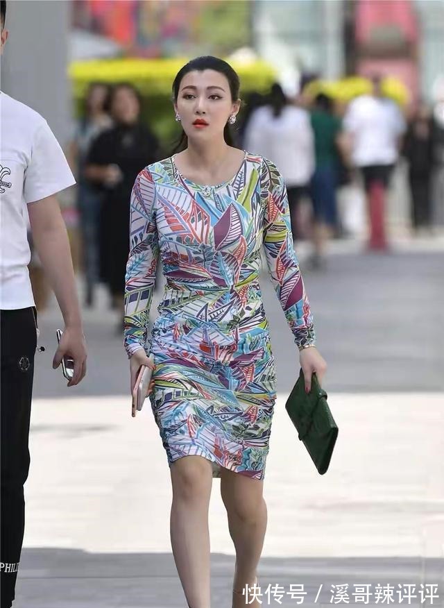 小姐姐 印花裙打扮彰显十足个性,优雅成熟稳重,靓丽迷人!