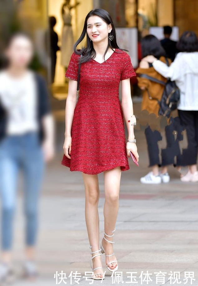 红色金丝条纹连衣裙，搭配凉鞋，凸显年轻减龄效果