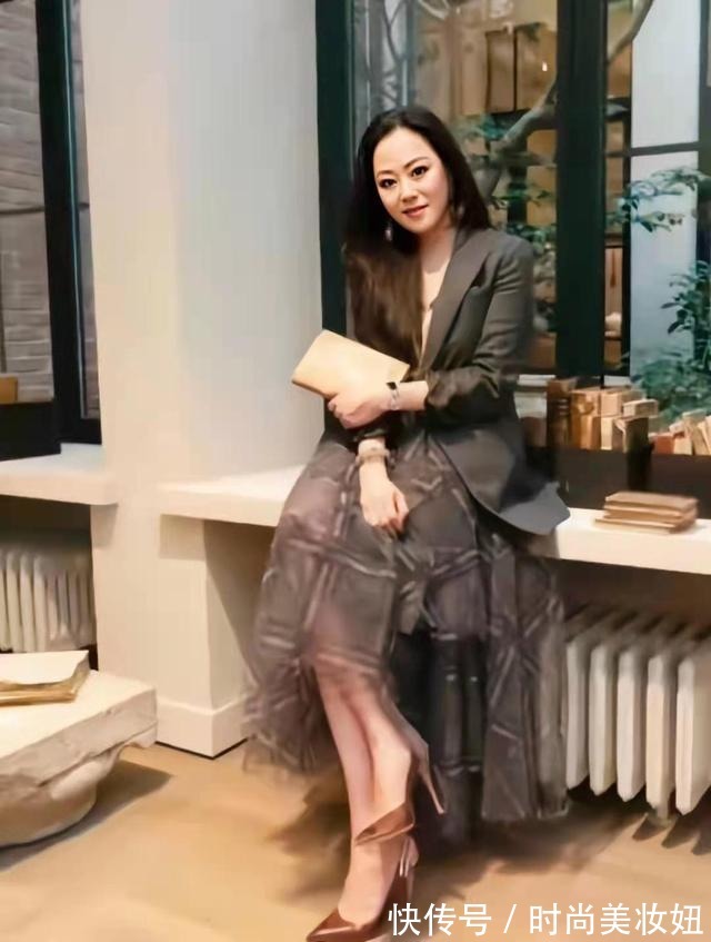 下半身 章小蕙不扮“贵妇”更漂亮,穿连帽卫衣配牛仔裤,年轻10岁不止