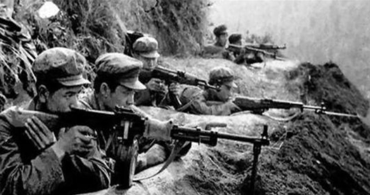 毙敌|对越反击战时,他孤身毙敌18人,转业后遭恶霸威胁,他说6个字