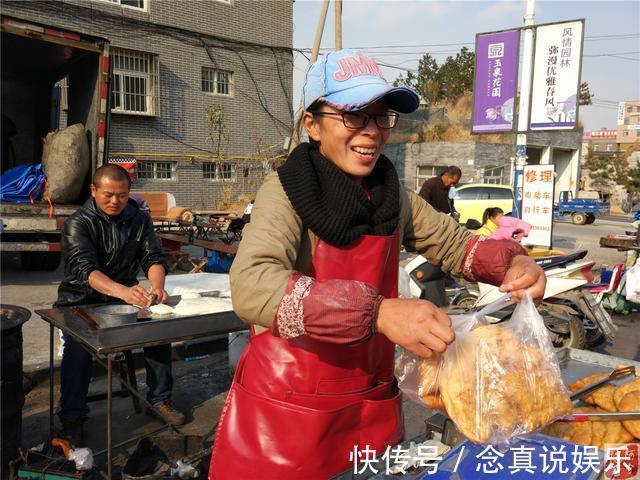 农村|奇怪的农村夫妻，赶大集生意火爆，自定规矩干四天休班一天