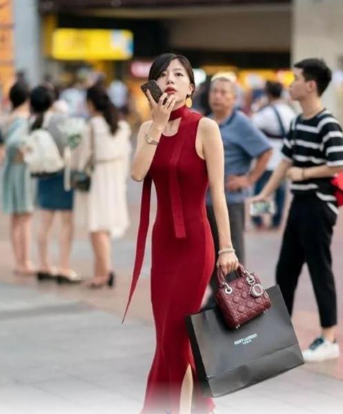 美女|穿花色阔腿裤的小姐姐,长发飘逸笑容甜美,唯美又靓丽