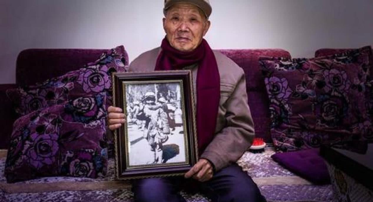 泪流满面|他11岁参军抗日，一张照片被美国收藏，84岁认出自己泪流满面