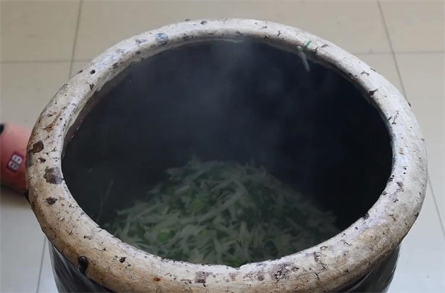 萝卜|教你山西传统腌酸菜的做法,腌一瓮酸菜都不加盐,又香又酸又好吃